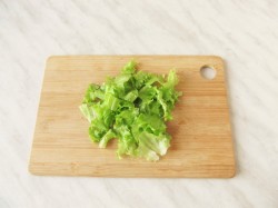 Салат с авокадо, помидорами и креветками