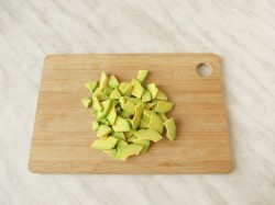 Салат с авокадо, помидорами и креветками