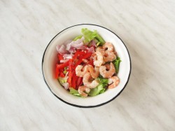 Салат с авокадо, помидорами и креветками