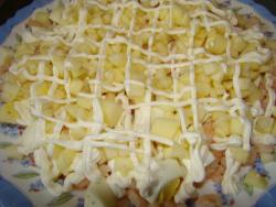 Салат с кальмарами, кукурузой, яйцами и креветками