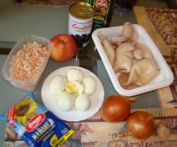 Салат с кальмарами, кукурузой, яйцами и креветками