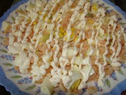 Салат с кальмарами, кукурузой, яйцами и креветками