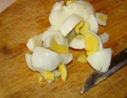 Салат с кальмарами, кукурузой, яйцами и креветками