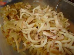 Салат с кальмарами, кукурузой, яйцами и креветками