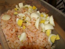 Салат с кальмарами, кукурузой, яйцами и креветками