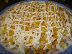 Салат с кальмарами, кукурузой, яйцами и креветками