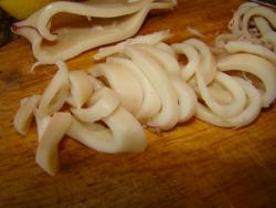 Салат с кальмарами, кукурузой, яйцами и креветками