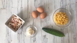 Салат с креветками и кукурузой