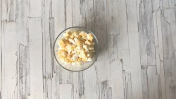 Салат с креветками и кукурузой