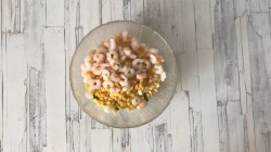 Салат с креветками и кукурузой