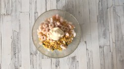 Салат с креветками и кукурузой