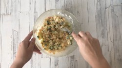 Салат с креветками и кукурузой