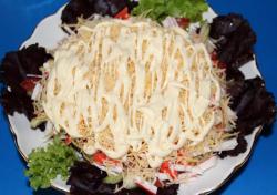 название картинки Салат с креветками, крабовыми палочками с сыром