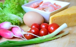 Салат с креветками и сырным омлетом - шаг 1