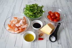 название картинки Салат с креветками, рукколой и маасдамом