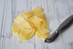 название картинки Салат с креветками, рукколой и маасдамом