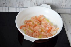 название картинки Салат с креветками, рукколой и маасдамом