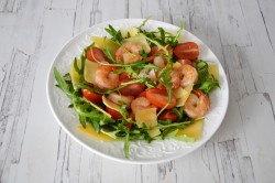 название картинки Салат с креветками, рукколой и маасдамом