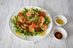 название картинки Салат с креветками, рукколой и маасдамом