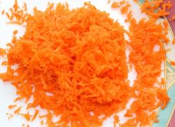 название картинки Салат с кукурузой, морковью и грибами