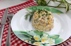 название картинки Салат с кукурузой, морковью и грибами