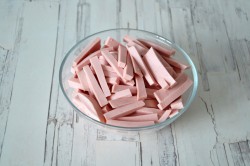 название картинки Салат с кукурузой, колбасой и яйцом