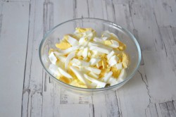 название картинки Салат с кукурузой, колбасой и яйцом