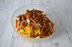 название картинки Салат с кукурузой, колбасой и яйцом