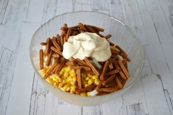 название картинки Салат с кукурузой, колбасой и яйцом