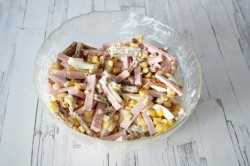 название картинки Салат с кукурузой, колбасой и яйцом