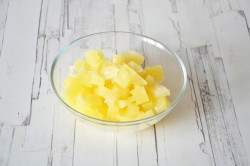 название картинки Салат с курицей, ананасами и пекинской капустой