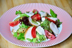 название картинки Салат с курицей авокадо и кабачком