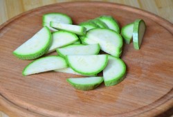 название картинки Салат с курицей авокадо и кабачком