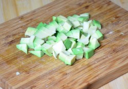 название картинки Салат с курицей авокадо и кабачком