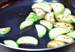 название картинки Салат с курицей авокадо и кабачком