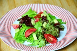 название картинки Салат с курицей авокадо и кабачком