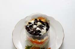 Салат с курицей черносливом грибами