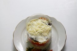 Салат с курицей черносливом грибами