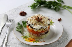 Салат с курицей черносливом грибами