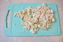 название картинки Салат с курицей черносливом и огурцом