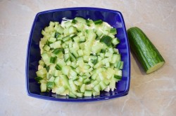 название картинки Салат с курицей черносливом и огурцом