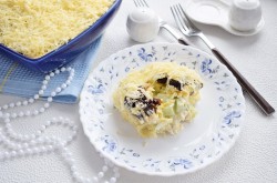 название картинки Салат с курицей черносливом и огурцом