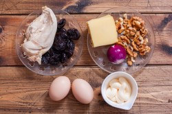 Салат с курицей черносливом и сыром