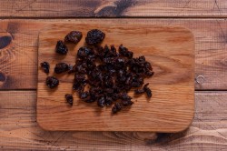 Салат с курицей черносливом и сыром