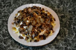 Салат курица с грибами и грецкими орехами