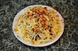 Салат курица с грибами и грецкими орехами