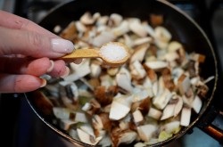 Салат курица с грибами и грецкими орехами