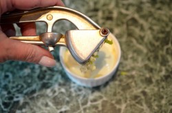 Салат курица с грибами и грецкими орехами