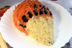 название картинки Салат с курицей грибами корейской морковью