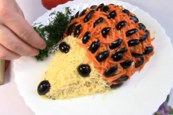 название картинки Салат с курицей грибами корейской морковью